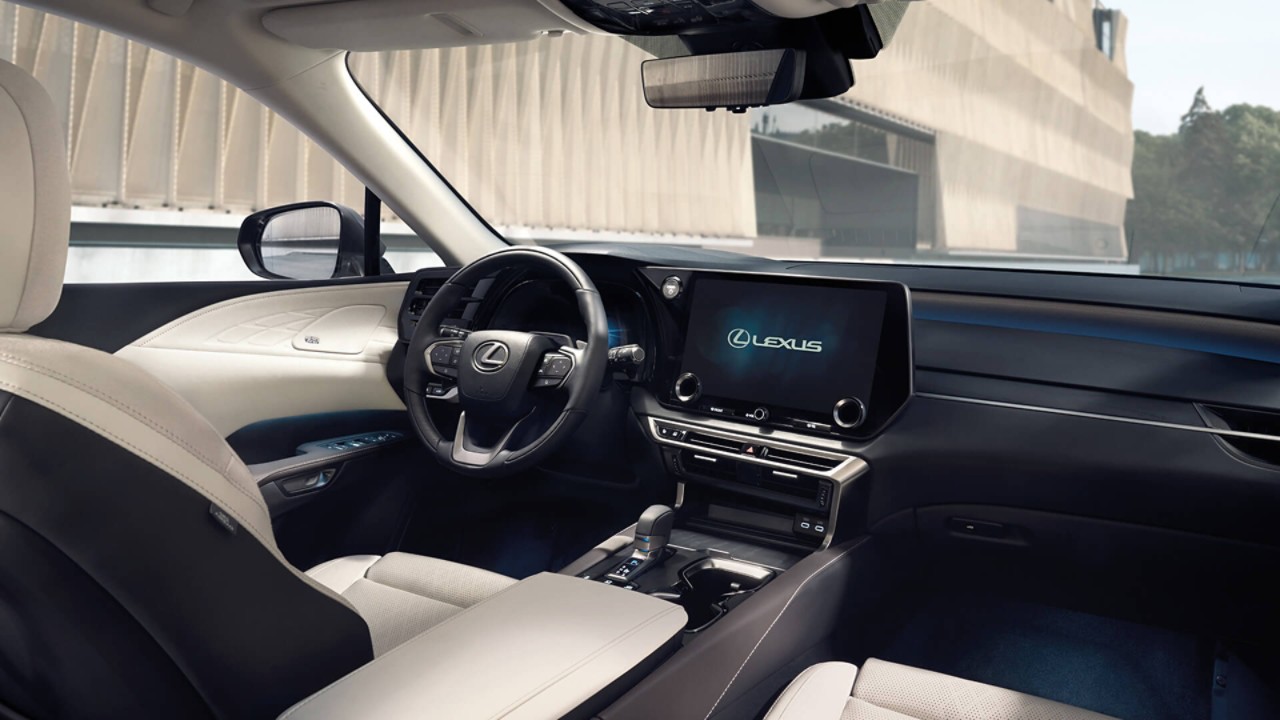 Lexus RX salonas